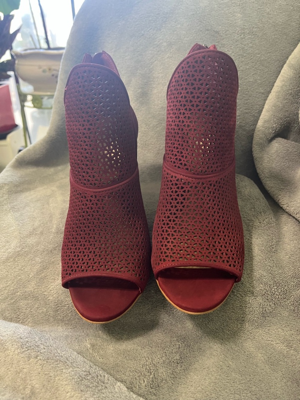 Vince Camuto Red Laser-Cut Peep-Toe Stiletto Booties Size 8.5 - Picture 4 of 17